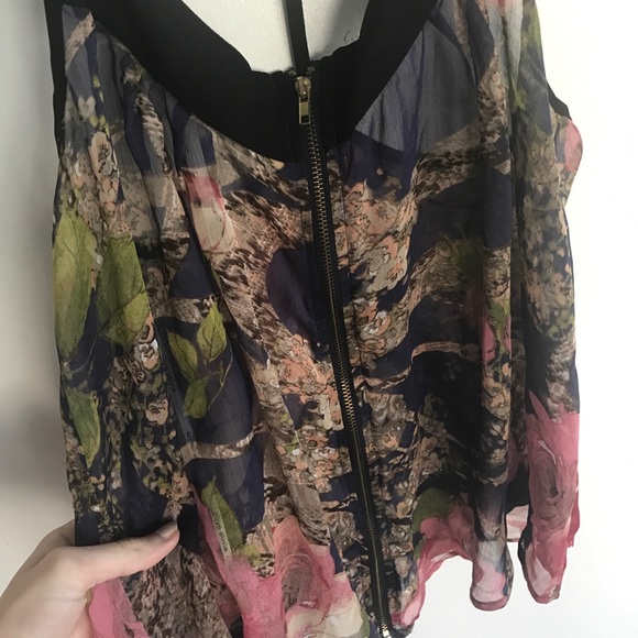 Beautiful flowy tank - Picture 1 of 3